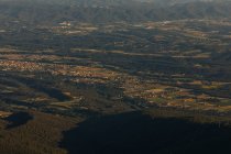 Vista aérea de tirar o fôlego na paisagem com uma cidade e campos e floresta — Fotografia de Stock