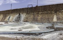 Fuoriuscite di acqua sul territorio roccioso nelle miniere di Riotinto, Huelva — Foto stock