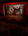 Tänzerin im Flamenco-Kostüm steht in Tanzhaltung — Stockfoto