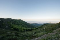 Paisagem incrível de vale em altas montanhas com vegetação verde — Fotografia de Stock