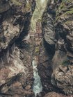 Wanderer genießen die Aussicht beim Wandern auf touristischem Fußweg inmitten der majestätischen Bergwelt der Dolomiten, Italien — Stockfoto