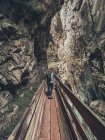 На задньому плані жінка - туристка захоплюється дивовижним видом на Альпи, йдучи по дорозі в Доломіті (Італія). — стокове фото