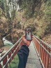 Viaggiatori che fotografano un amico escursionista mentre camminano sul sentiero escursionistico della pittoresca zona delle Dolomiti — Foto stock