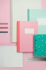 Komposition aus bunten Notizbüchern, Lineal und Bleistiften auf rosa Schreibtisch angeordnet — Stockfoto