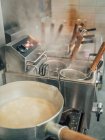 Гаряча каструлю і глибокий фритюрниці для приготування японської блюдо називається рамен в азіатському кафе — стокове фото