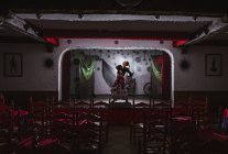 Танцовщица в костюме фламенко, стоящая в танцевальной позе — стоковое фото