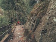 Seitenansicht des Wanderers beim Wandern in malerischer Umgebung in den Dolomiten, Italien — Stockfoto