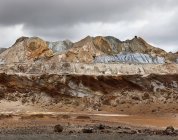 Montagnes rocheuses sous un ciel nuageux le matin à Mines de Riotinto, Huelva — Photo de stock