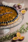 Appetitlich duftende Maracuja-Torte mit Blaubeerbelag verziert mit einem Bund Lavendel am Kuchenstand — Stockfoto