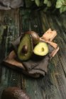 Свежие авокадо на деревенском деревянном столе — стоковое фото