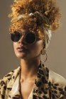 Retrato de mujer retro atractiva con pelo rizado en gafas de sol con estilo - foto de stock