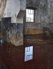 Verlassenes, von rotem Wasser überflutetes Gebäude im Bergbaudorf La Naja in Riotinto, Huelva — Stockfoto
