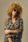 Porträt einer attraktiven Retro-Frau mit lockigem Haar und stylischer Sonnenbrille — Stockfoto