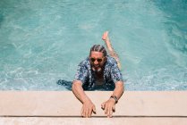 Senior homem na piscina — Fotografia de Stock