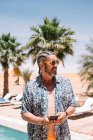 Бородатий літній чоловік на курорті — стокове фото