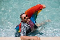 Emocionado gay en piscina - foto de stock
