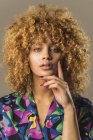 Ritratto di attraente donna retrò con capelli ricci su sfondo marrone — Foto stock