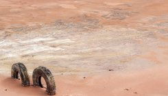 Trockene braune Gesteinsoberfläche in Rissen mit Reifen — Stockfoto