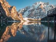 Atemberaubende Landschaft mit magischen Spiegelungen felsiger Berge im kristallklaren Seenwasser bei strahlendem Sonnenschein — Stockfoto
