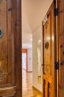 Interior de grande apartamento moderno através de portas de madeira abertas decoradas com escultura — Fotografia de Stock
