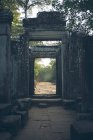 Perspektivischer Blick durch Steintore des grünen Gartens auf dem Territorium eines antiken Tempels in Thailand — Stockfoto