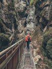 Touriste sans visage admirant la vue majestueuse sur les Alpes tout en marchant sur un sentier de randonnée dans les Dolomites, Italie — Photo de stock