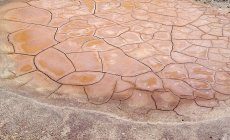 Au-dessus de la surface rocheuse brune sèche dans les fissures — Photo de stock