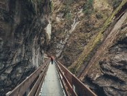Vista posteriore del viaggiatore su sentieri escursionistici circondati da maestose montagne delle Dolomiti — Foto stock