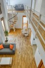 Пустая двухуровневая квартира в стиле минимализма с современной уютной мебелью — стоковое фото