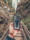 Путешественник фотографирует своего друга во время прогулки по пешеходной тропе живописного района Доломиты, Италия — стоковое фото