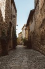 Вузька кам'яна вулиця в середньовічній селі в Іспанії, Європа — стокове фото