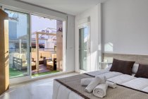 Leerstehendes Schlafzimmer in modernem Stil mit großem Balkon im Tageslicht — Stockfoto