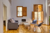Інтер'єр простої стильної вітальні і вікон в денне світло — стокове фото