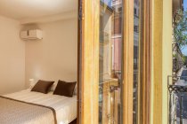 Інтер'єр порожньої спальні в сучасному стилі з великим балконом в денне світло — стокове фото