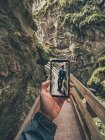 Viajero tomando la foto de un amigo excursionista mientras camina por el sendero de la pintoresca zona de Dolomitas, Italia - foto de stock