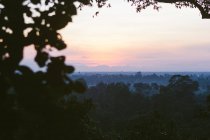 Landschaft aus grünen Tropenwäldern mit Abendnebel und Sonnenuntergang, Thailand — Stockfoto