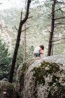 Маленька дитина, що йде скелястим схилом пагорба, досліджує природу — стокове фото