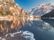 Paysage à couper le souffle avec reflet magique des montagnes rocheuses dans l'eau cristalline du lac par une journée ensoleillée — Photo de stock