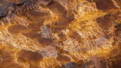 Torrenti arancioni e transizioni su roccia nelle miniere di Riotinto, Huelva — Foto stock