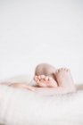 Charmoso bonito bebê pés e dedos de recém-nascido — Fotografia de Stock