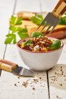 Von oben appetitlich bunt geschnittene Gemüsemischung mit Spinat-Linsen und Reis auf hölzernem Hintergrund — Stockfoto