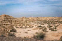 Paisaje de colinas del desierto en el fondo del cielo azul - foto de stock