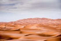 Paisaje del desierto con colinas de arena en Marrakech, Marruecos - foto de stock