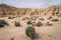 Paysage de collines désertiques sur fond de ciel bleu — Photo de stock