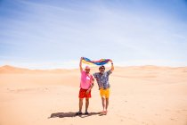 Excité dodu gay couple dans désert — Photo de stock