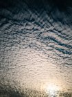 Sfondo illuminato di bel cielo calmo con nuvole di cirri al tramonto — Foto stock