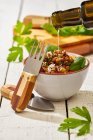 Von oben appetitlich bunt geschnittene Gemüsemischung mit Spinat-Linsen und Reis auf hölzernem Hintergrund — Stockfoto