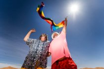 Emocionado regordeta gay pareja en desierto - foto de stock