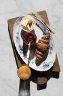 Knuspriges Croissant mit Butter und Erdbeermarmelade serviert auf Teller auf Holzbrett mit Glas frischen Saft — Stockfoto