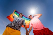 Захоплений пухнастий гей пара в пустелі — стокове фото